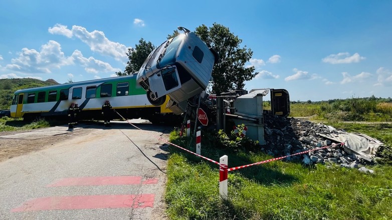 Makabryczny wypadek z udziałem szynobusu i ciężarówki