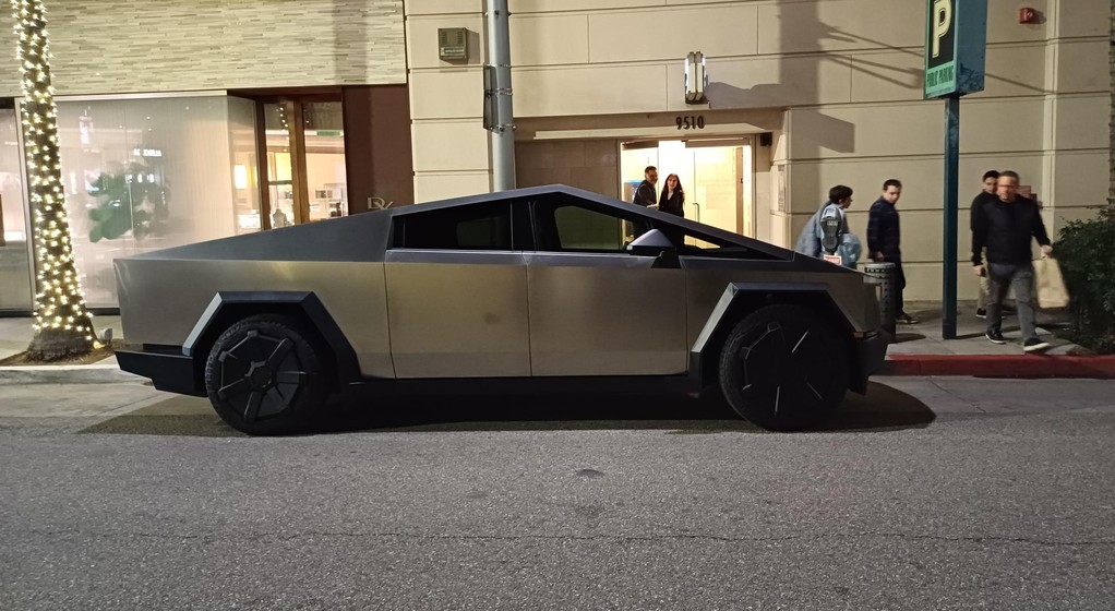 Tesla Cybertruck i inne auta w USA