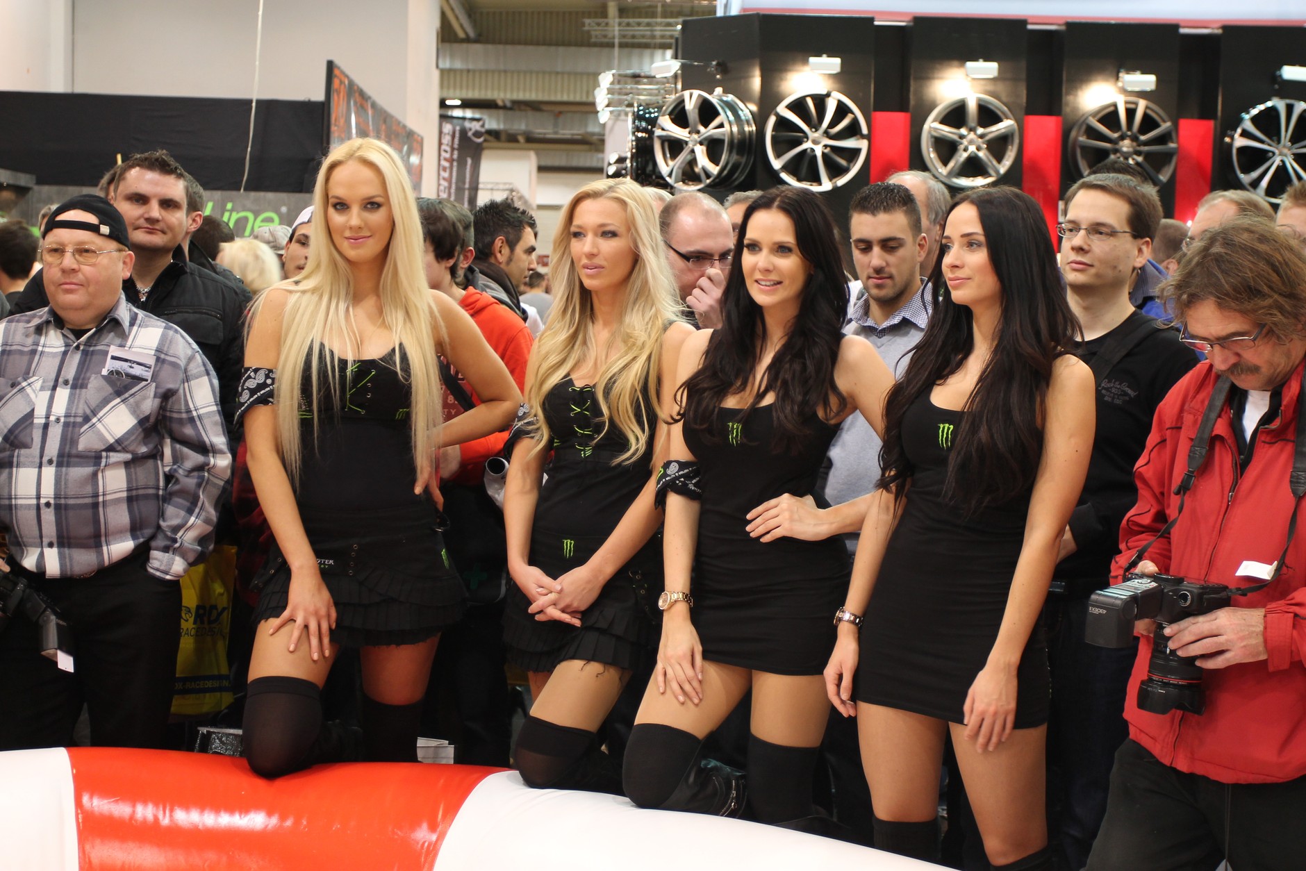 Essen Motor Show 2012 - zwariowane bolidy i szokujące dziewczyny