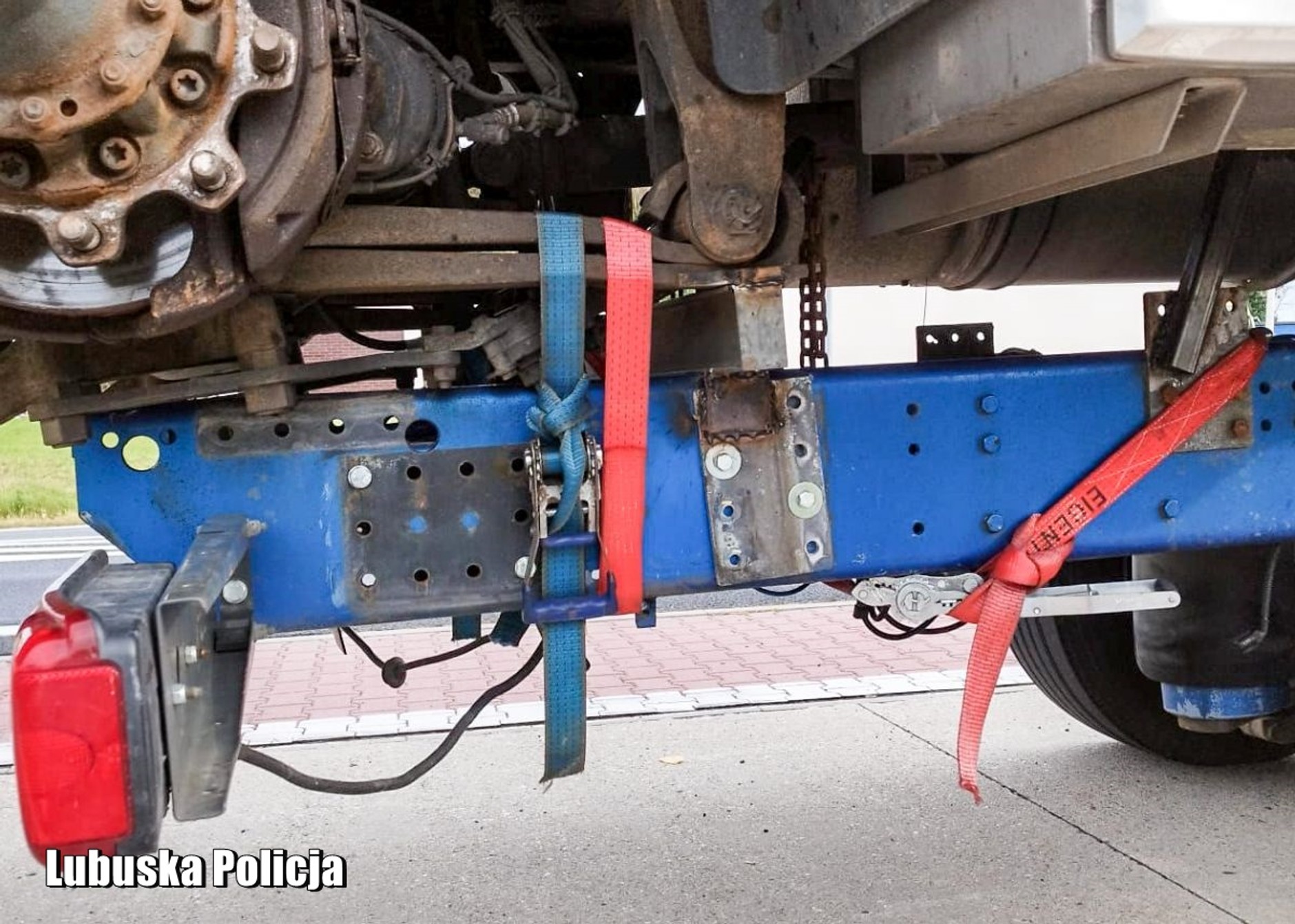 Ciężarówka przewoziła drugą ciężarówkę. Sporo wykroczeń