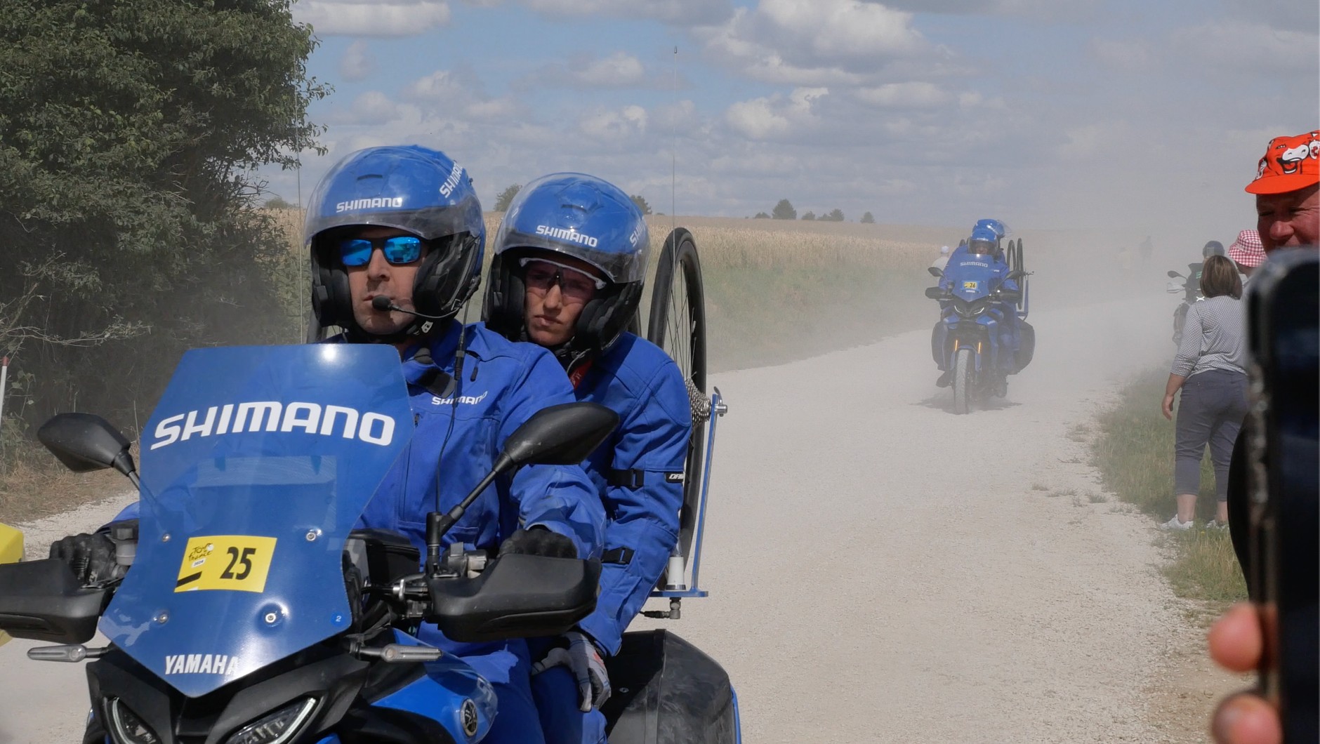 Motocykle z "małym serwisem" – na bagażniku wożone są koła, które można podarować potrzebującym