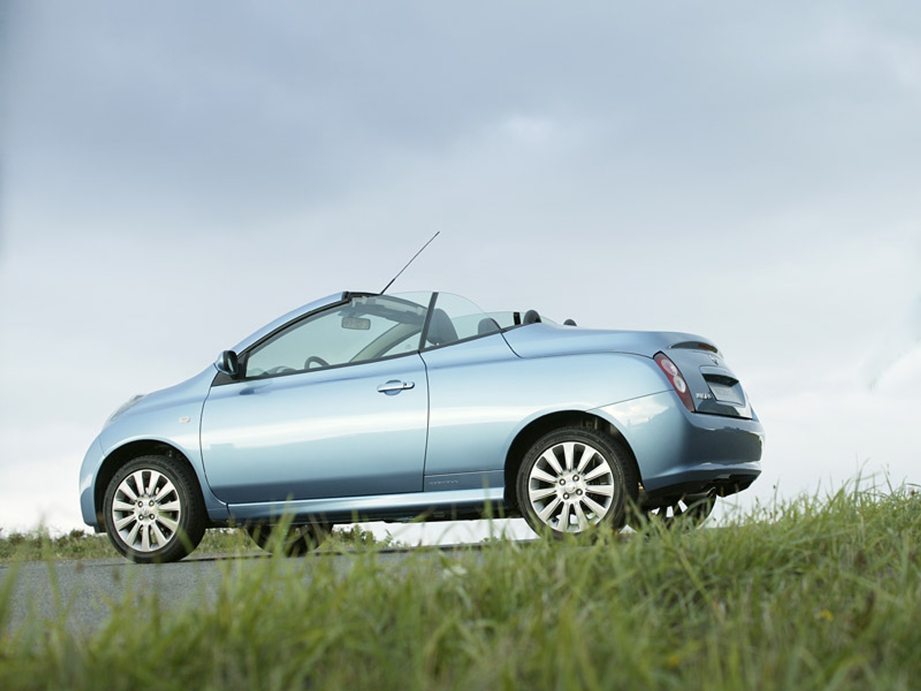 Świat zwariował: Nissan Micra C+C z Wlk. Brytanii do Japonii