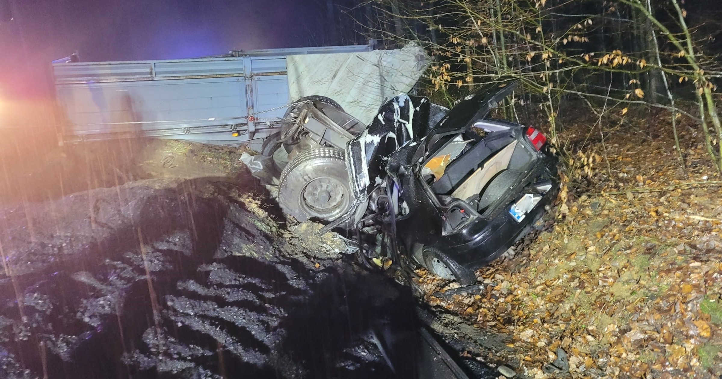 W wyniku zderzenia ciężarówki Volvo z osobowym Volkswagenem zginęły trzy osoby podróżujące autem osobowym