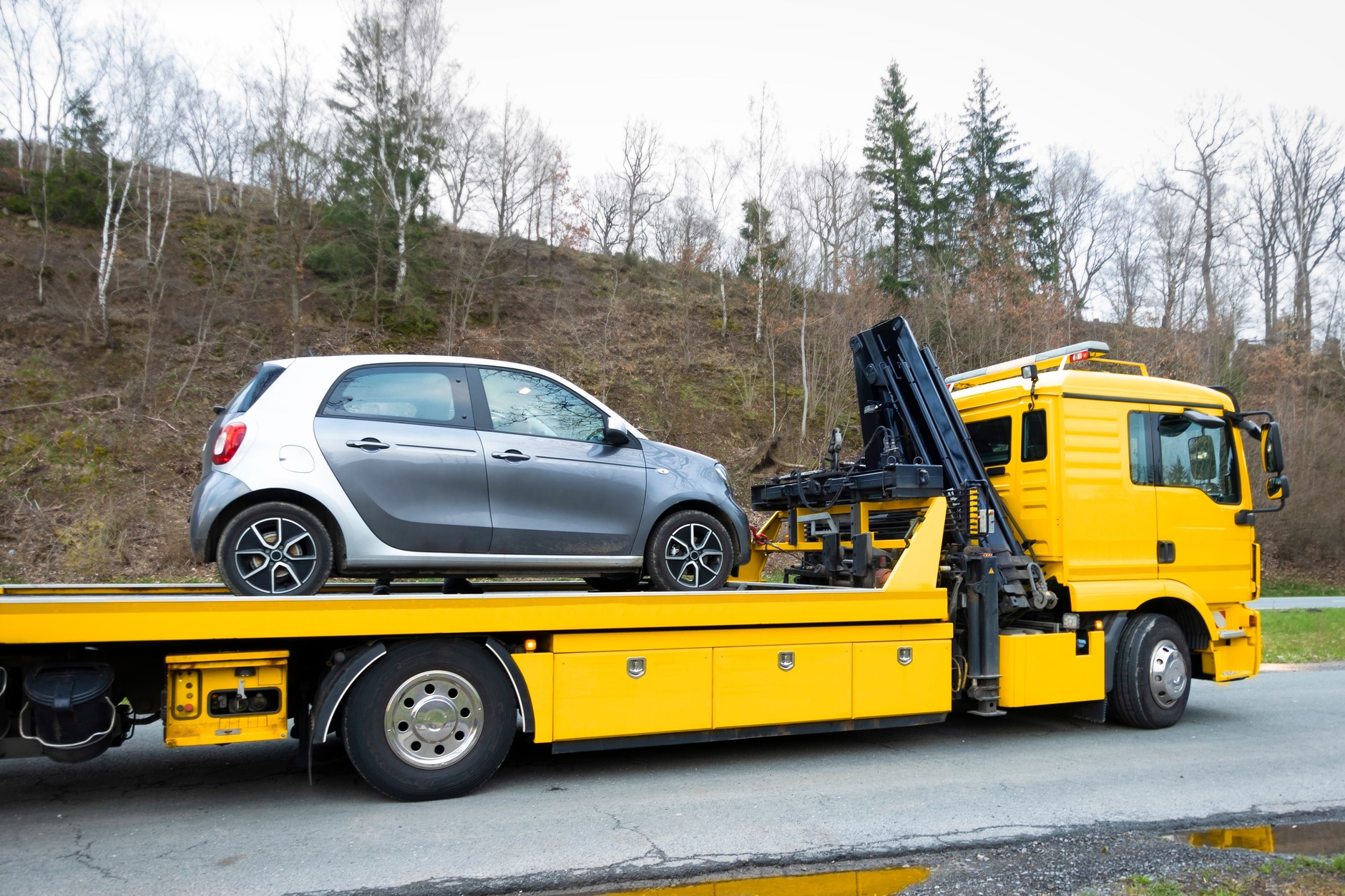 Zwiezienie samochodu z rozładowanym akumulatorem z autostrady może być kosztowne – zdjęcie ilustracyjne