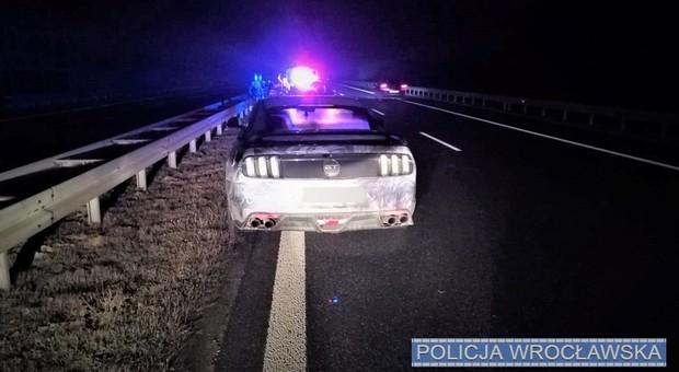 Zostawił Mustanga na środku ekspresówki, bo skończyło mu się paliwo