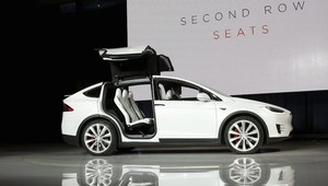 Tesla X – elektryczny, 7-osobowy SUV debiutuje w Tokio