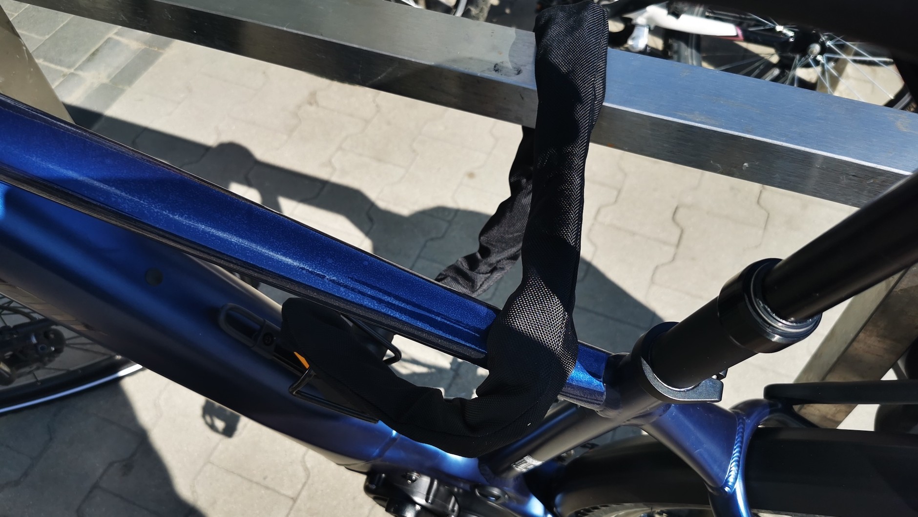 Co do zasady drogiego roweru nie zostawia się tak po prostu na ulicy. Solidny łańcuch antykradzieżowy zapewnia spokój