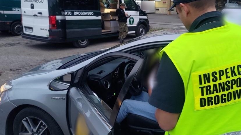 Inspektorzy ITD kontrolują taksówkarza i taksówkę (czerwiec 2024 r.)