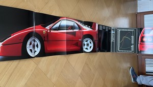 Oniemiałem na widok jednej z największych kolekcji prospektów aut w Polsce. Waży tyle, ile dwa BMW 740d