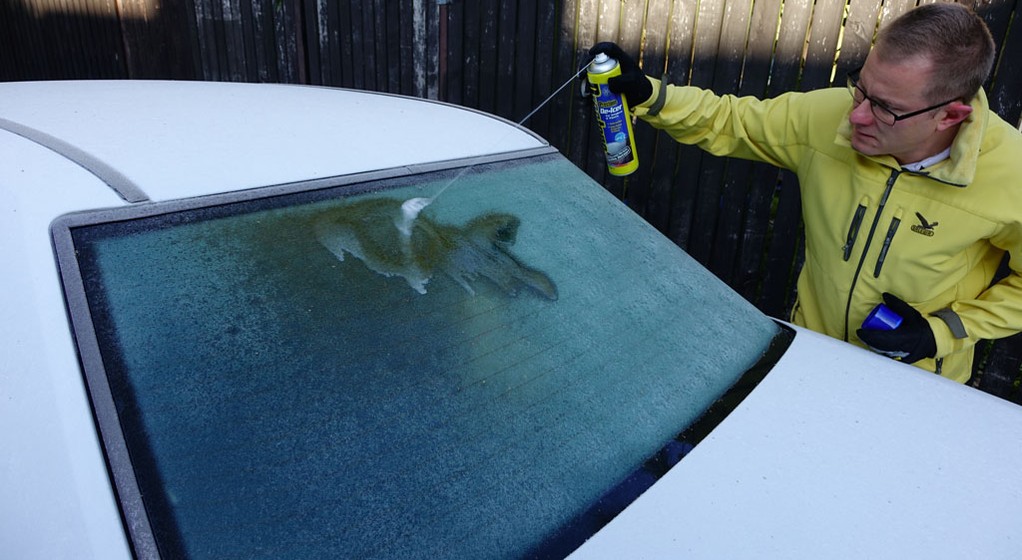 Odmrażacze do szyb i zamków - używać skrobaczki czy chemii?