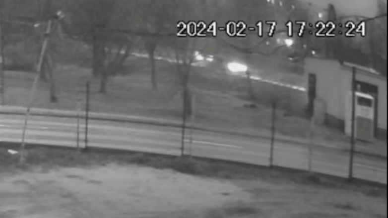 Potrącił rowerzystę i uciekł - kadr z nagrania z kamery monitoringu