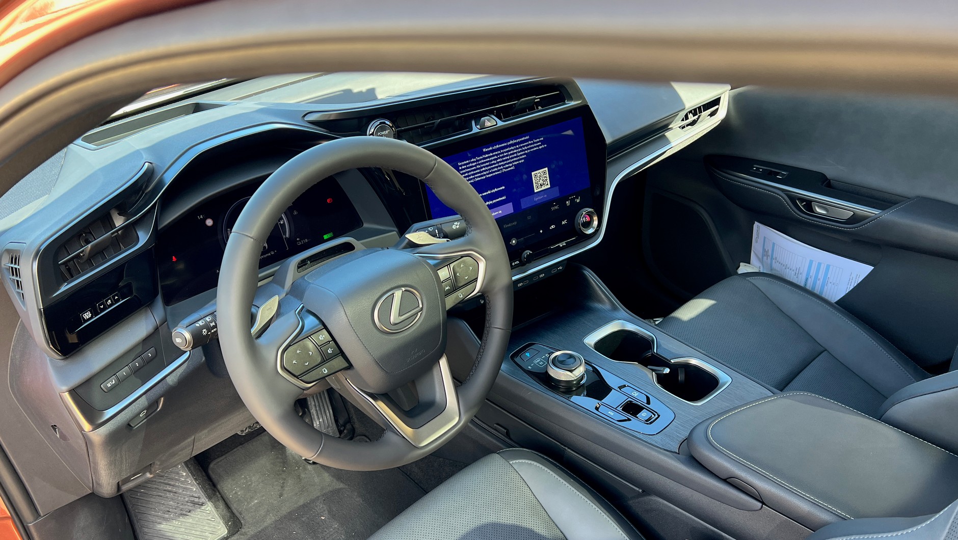 Lexus RZ 450e z normalną kierownicą