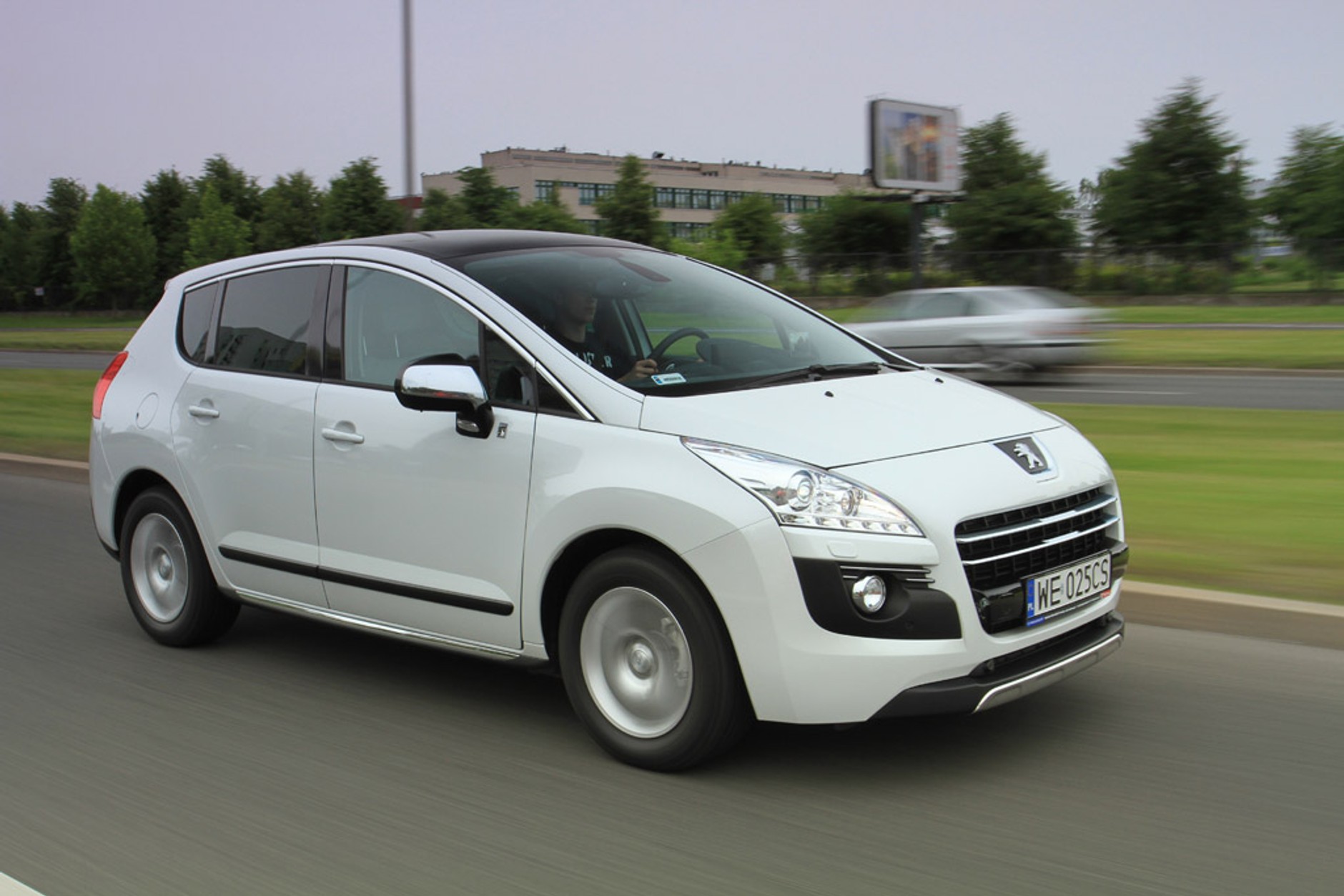 Peugeot 3008 HYbrid4: hybryda dla rozrzutnych ekologów