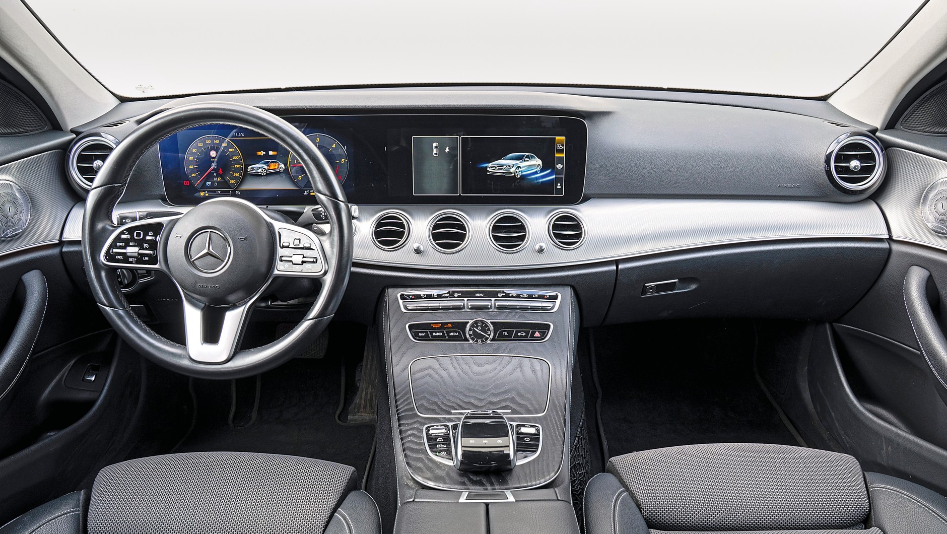 Używany Mercedes E200 (W213): wnętrze prezentuje się niczym w klasie S, ale wykończenie zależy od wybranej wersji.