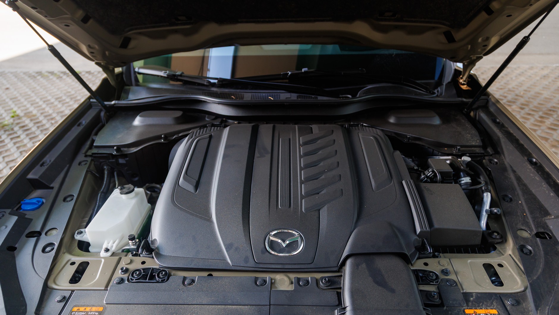 2025 Mazda CX-60: silnik jest ukryty pod obudową, która dosyć skutecznie wytłumia hałas