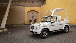 To ostatni Papamobile papieża Franciszka. Wygląda jak auto Jana Pawła II, ale wyróżnia je ważny szczegół