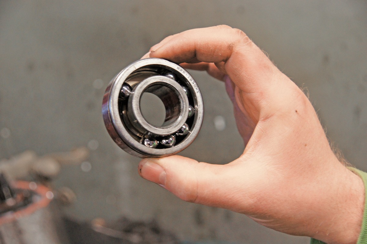 Hałasująca 
skrzynia biegów