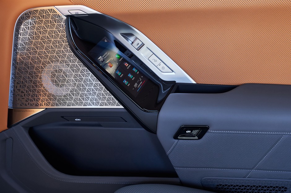 BMW i7 M70