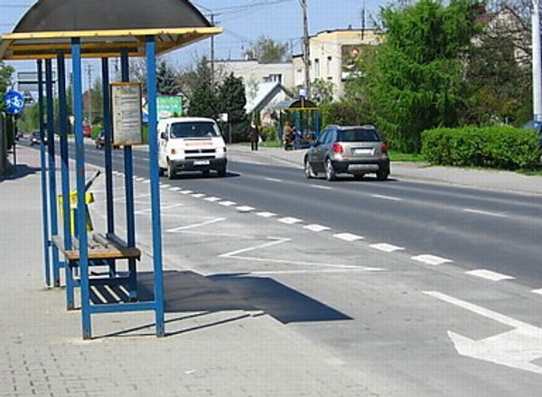 Na pasie do skrętu trzeba używać kierunkowskazu? Przepisy są jasne