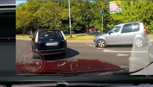 Nieświadomy kierowca czy próba wyłudzenia? To nagranie to prawdziwa "perełka"