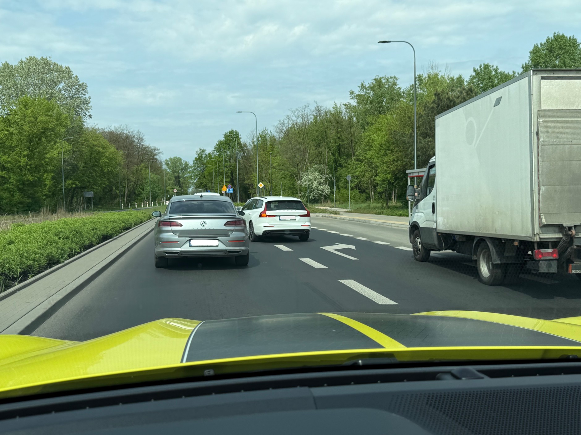 W tej sytuacji, wjeżdżając na lewy pas, można liczyć na grzeczność innych kierowców, a nie na ich obowiązek ustąpienia pierwszeństwa wynikający z przepisów