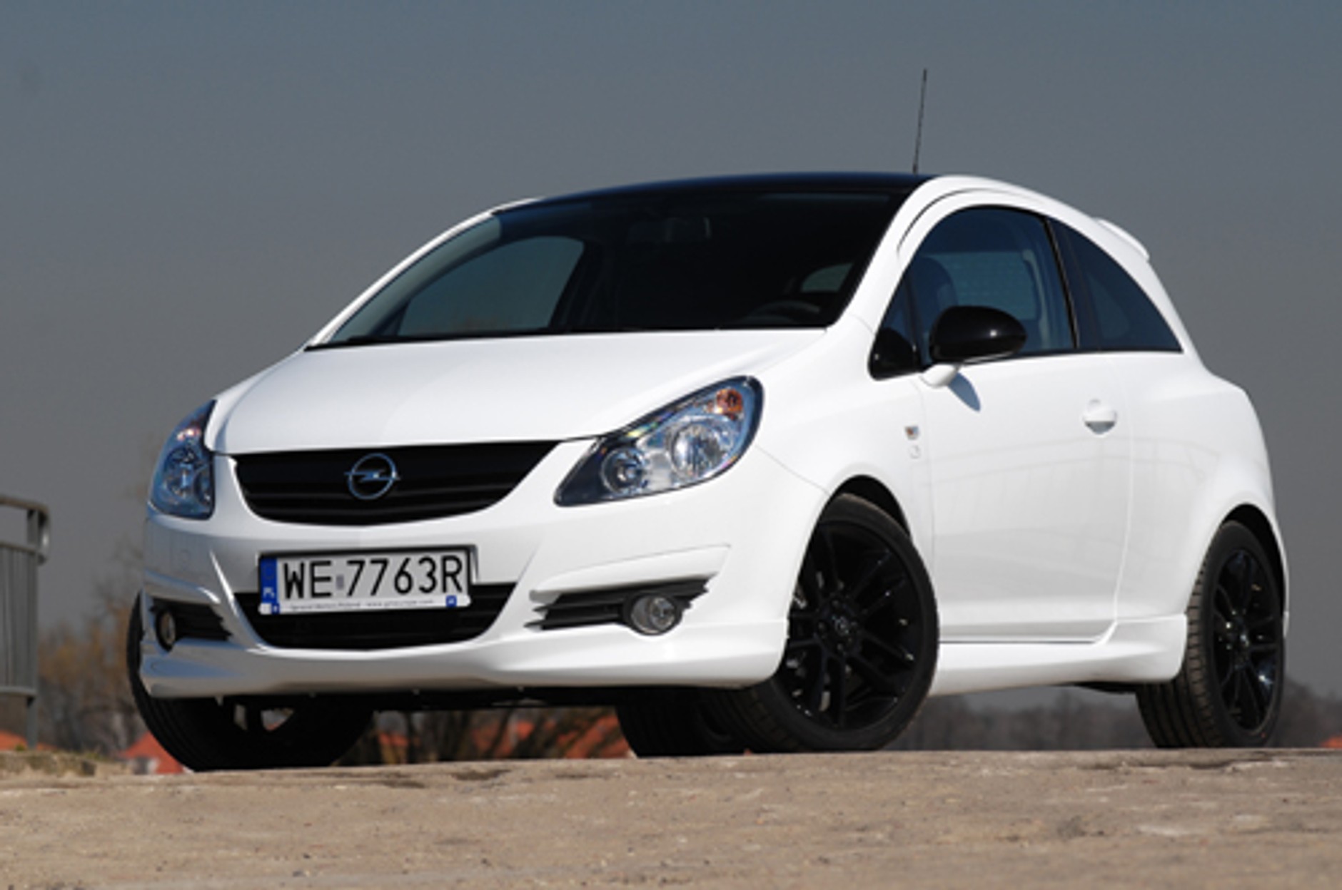 Opel Corsa 1.4 Black and White Intouch: Kontrast  emocjonalny