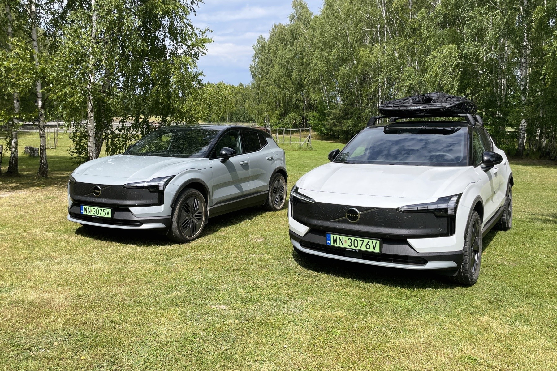 Volvo EX30 Cross Country z akcesoriami i bez nich