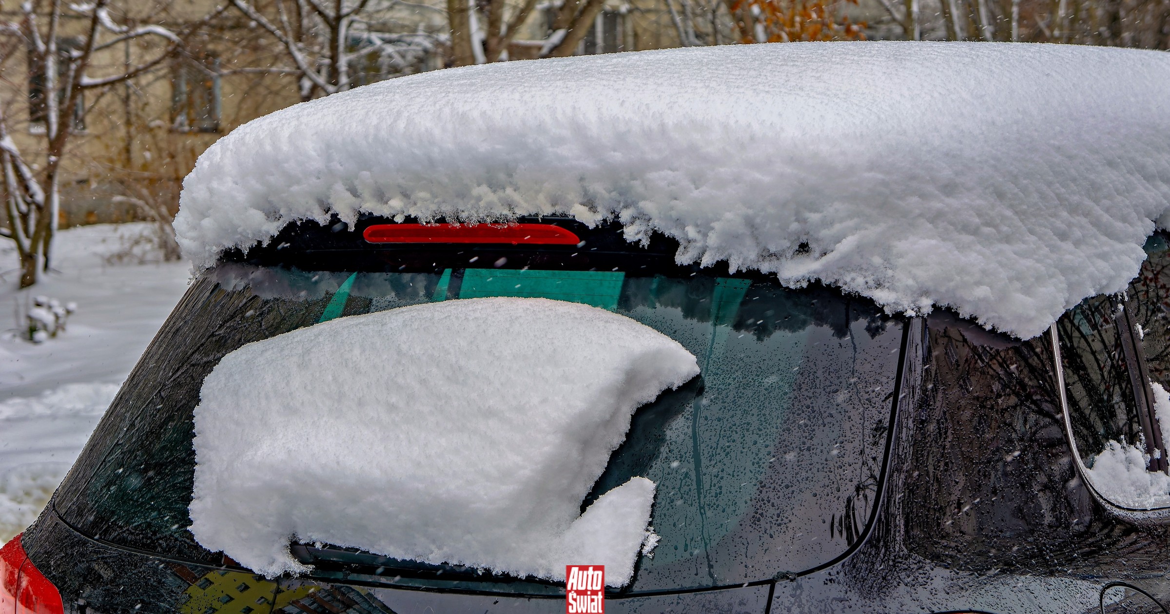 Niedokładnie odśnieżasz auto lub nie robisz tego walce? To surowo karane wykroczenie
