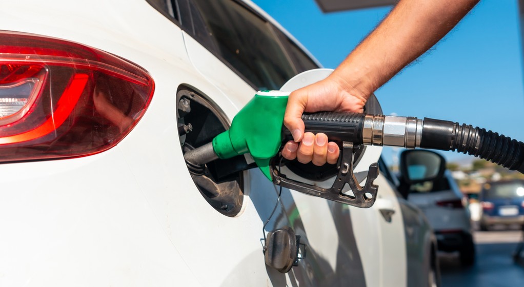 Tankowanie samochodu - zmiana cen na stacjach