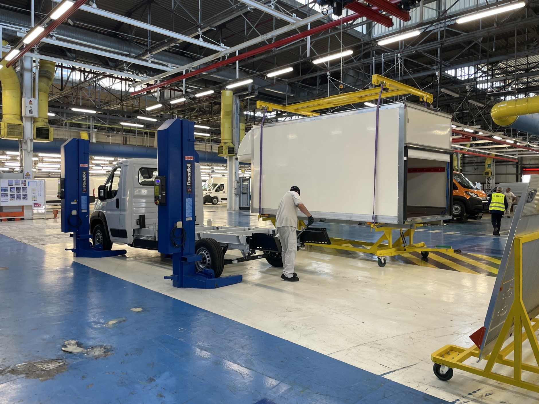 Centrum konwersji i personalizacji aut dostawczych koncernu Stellantis (CustomFit)