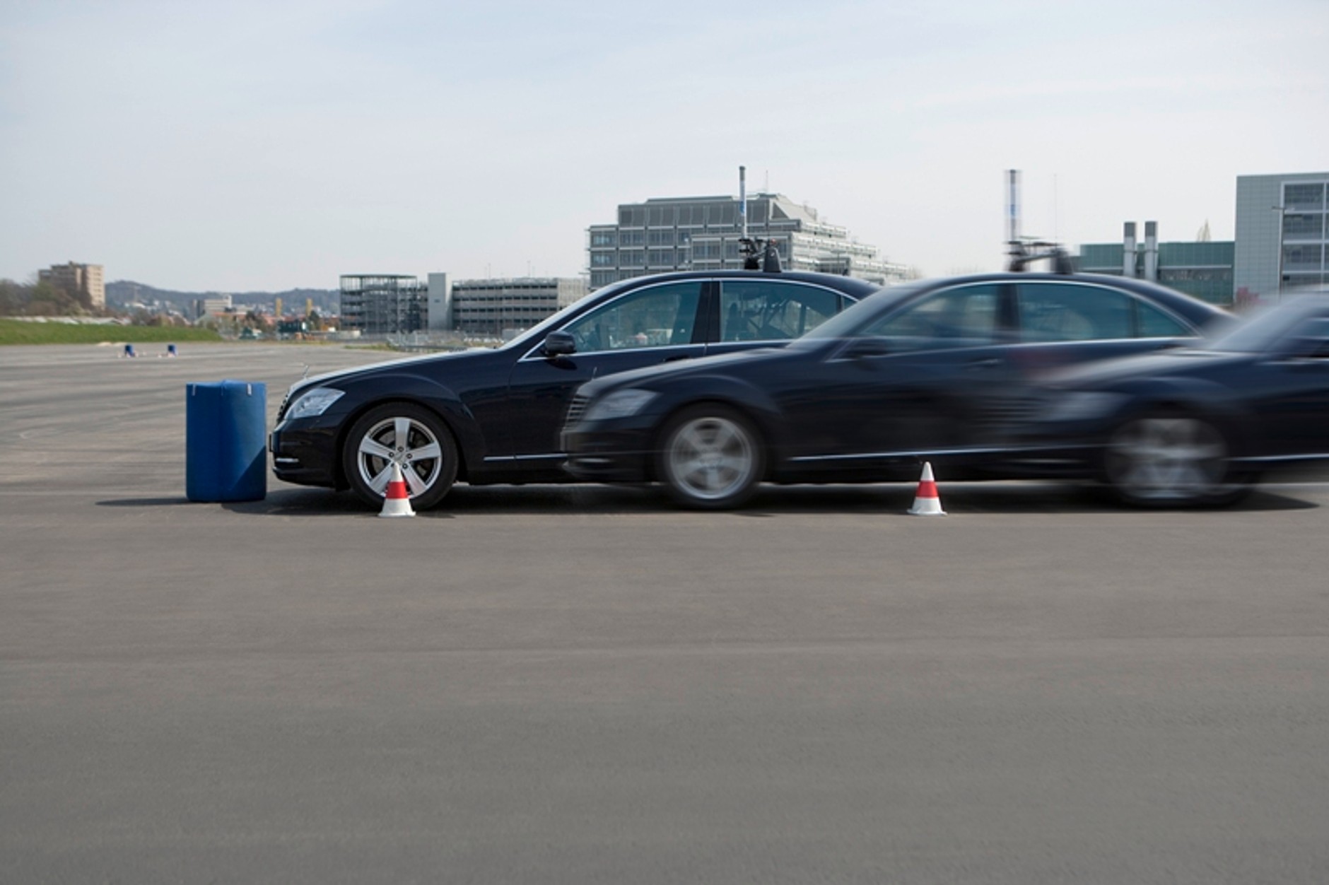 Mercedesy przejęte przez roboty robią dziwne rzeczy