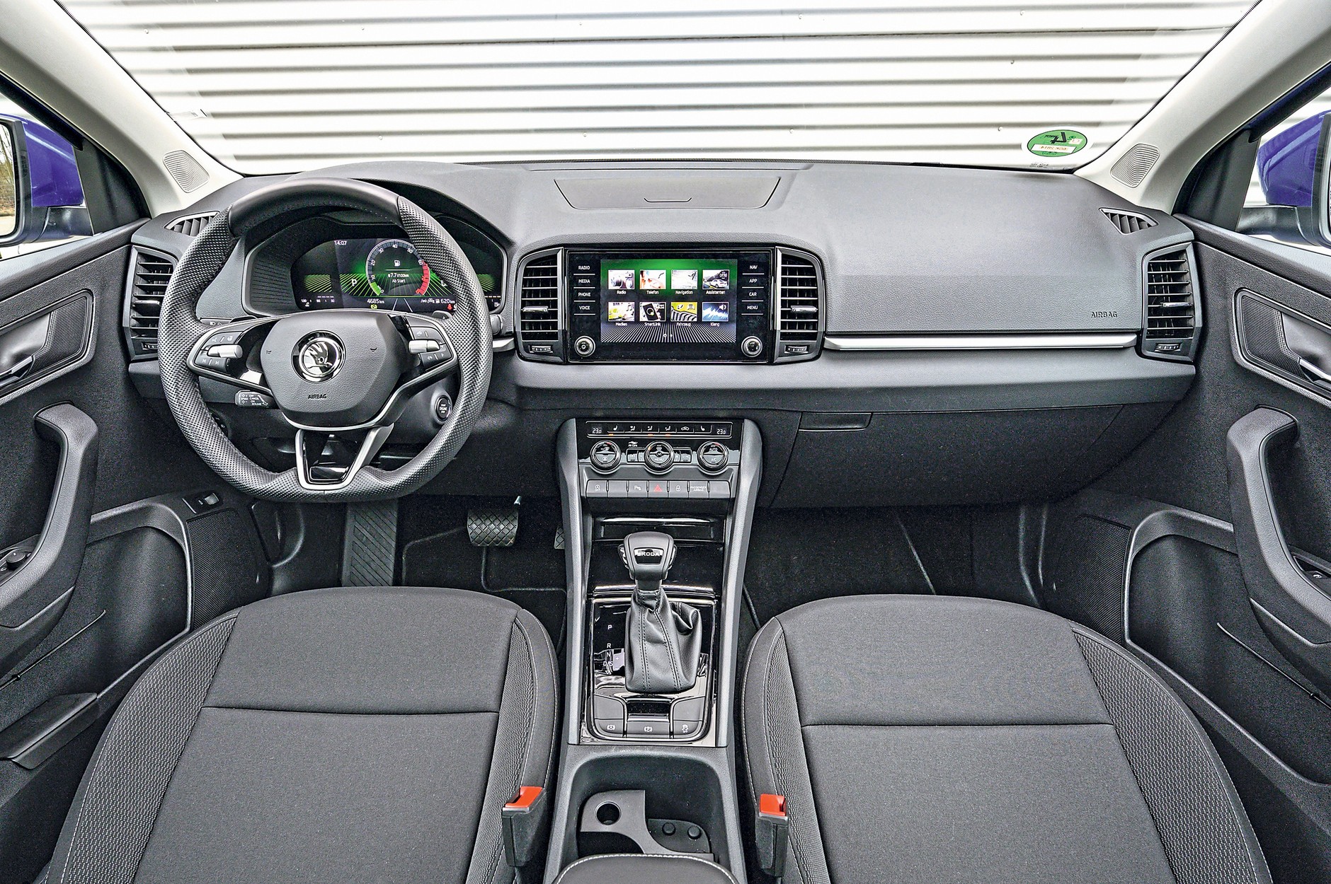 Skoda Karoq jest łatwiejsza w obsłudze — nie brakuje tu praktycznych fizycznych przycisków