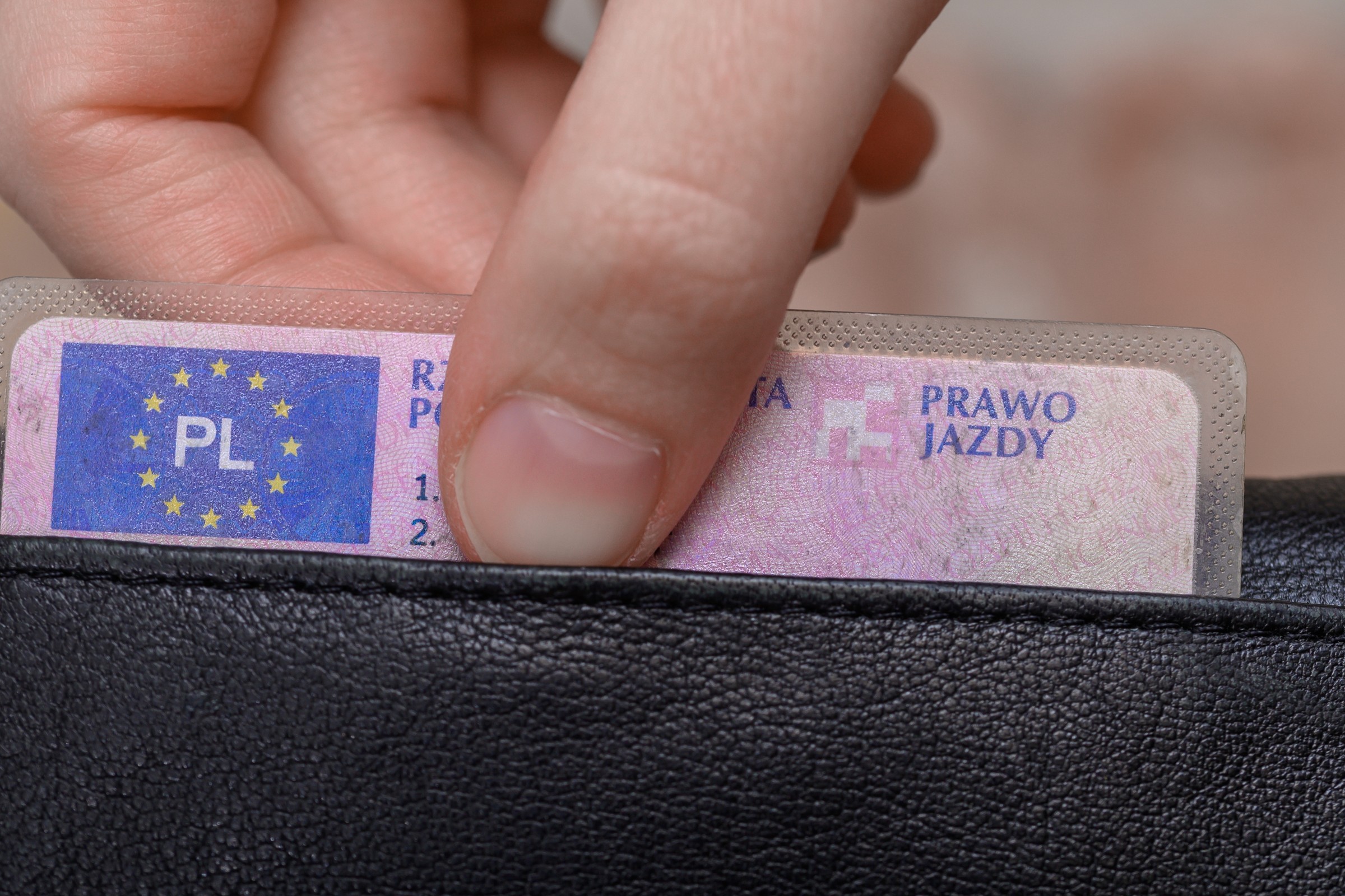 Ukarany za brak uprawnień, choć je posiadał. Sąd Najwyższy uniewinnił kierowcę