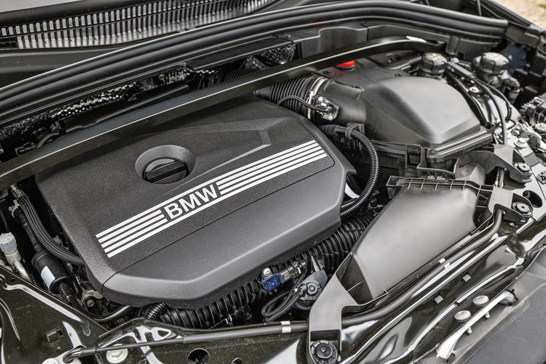 BMW X1 (III, 2022) - pod maską dwa litry o mocy i miękka hybryda. Dynamika nieco gorsza od rywala, spalanie znacznie, znacznie niższe.