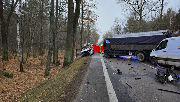 Tragiczny wypadek wojskowej ciężarówki pod Warszawą. Jedna osoba nie żyje