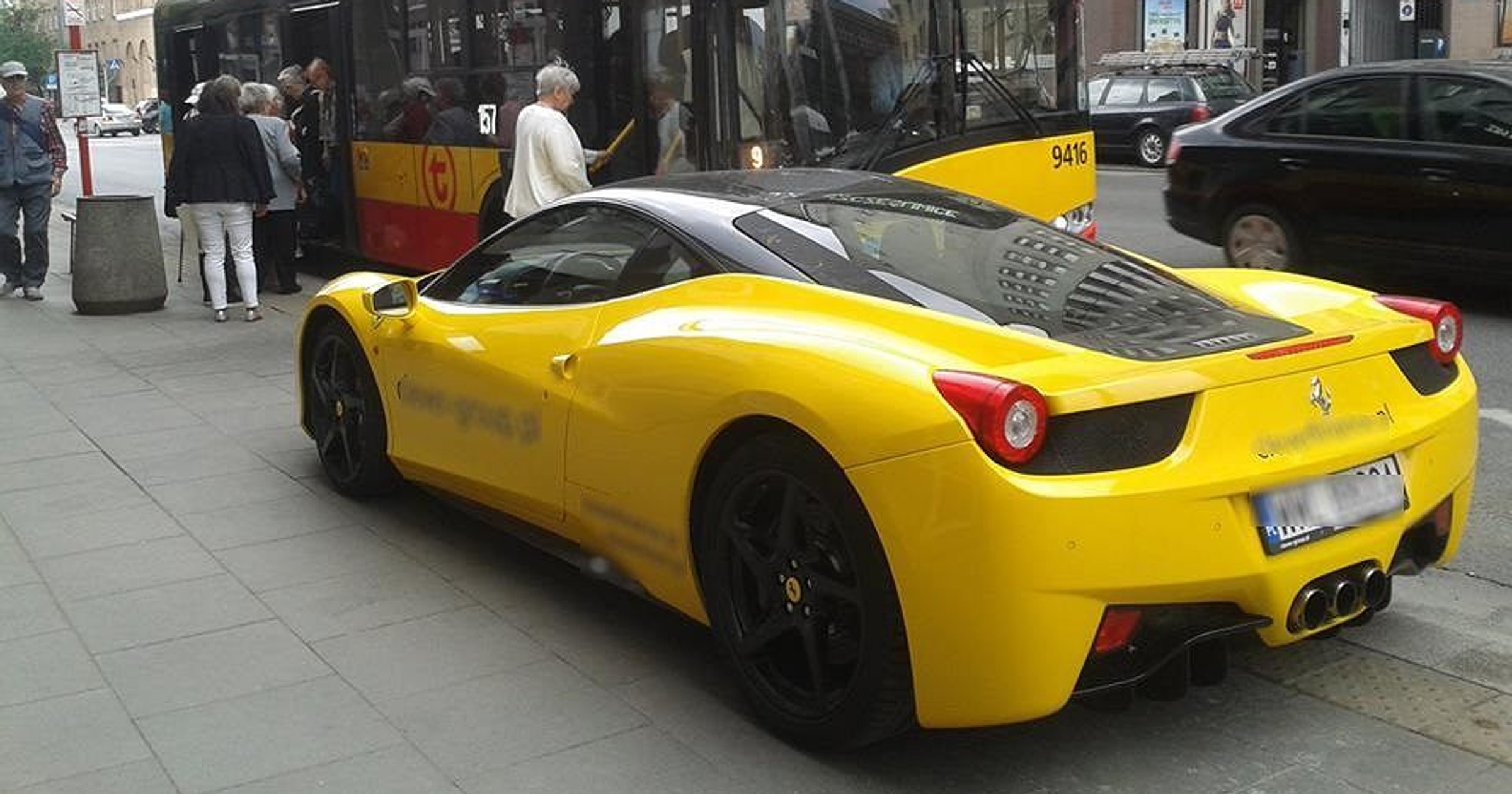 Ferrari na przystanku Wola-Ratusz