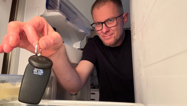 Chowanie kluczyka do lodówki to jeden ze sposobów na zabezpieczenie auta przed kradzieżą. Skuteczny?