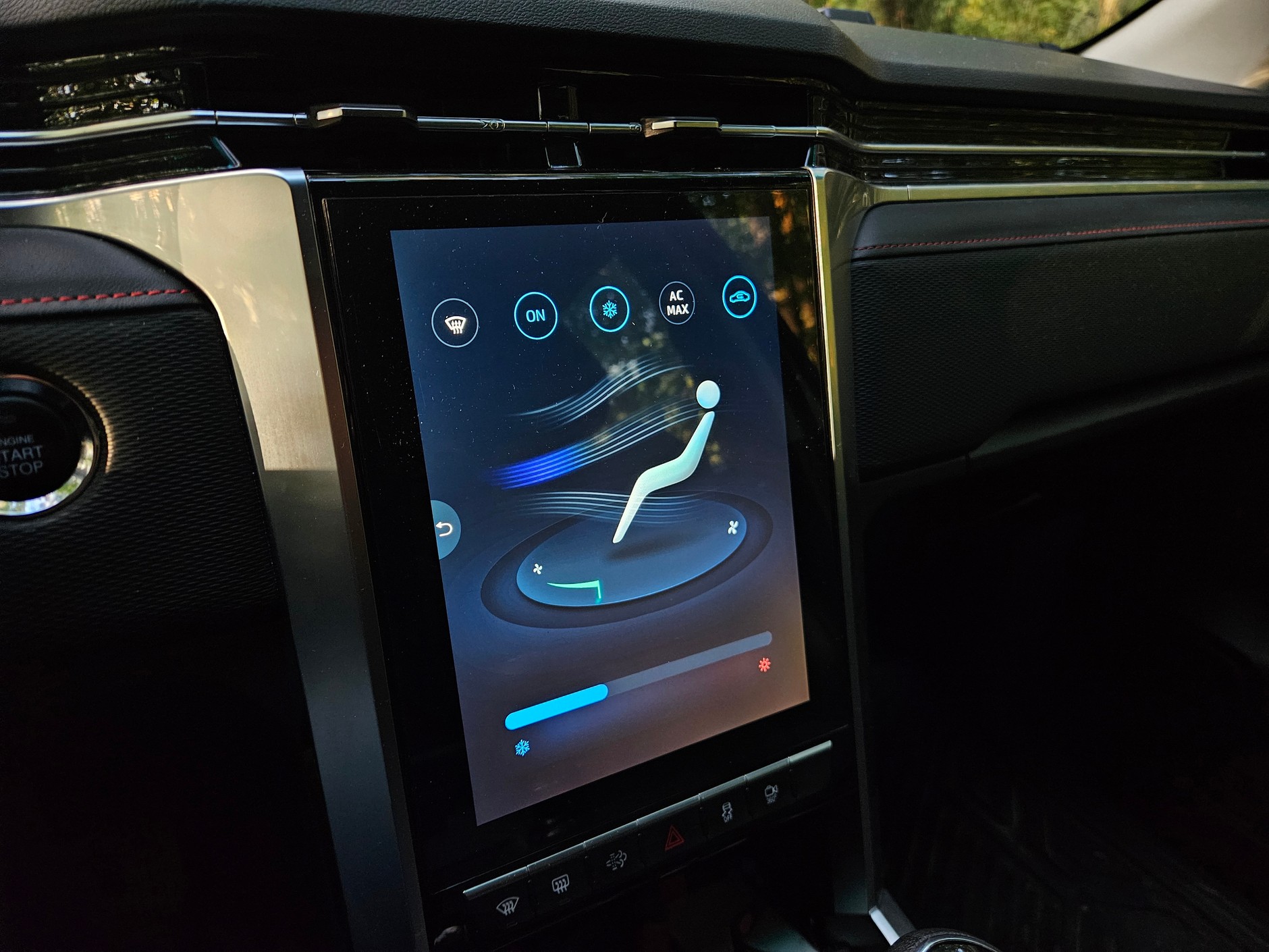 JAC T8 Pro: obsługa klimatyzacji jest skrajnie niewygodna, a radio ledwo działa. 