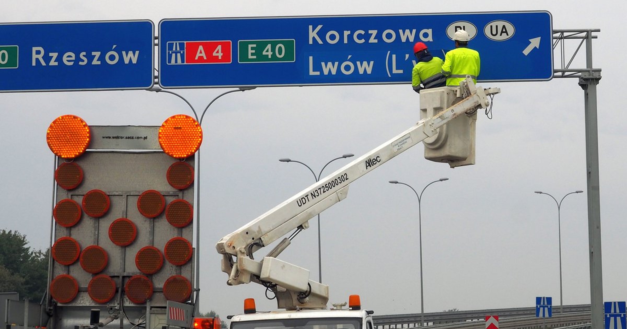Tablica z polskimi nazwami zagranicznych miejscowości