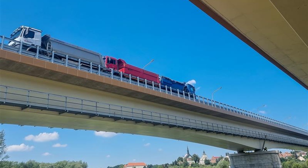 Testy obciążeń na moście w Sandomierzu. Zaparkowano na nim 306 ton