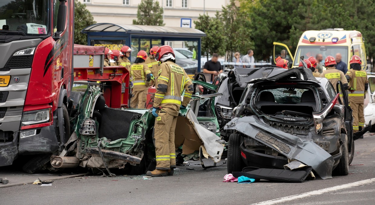 Ciężarówka taranuje samochody. Nagranie z karambolu w Bydgoszczy