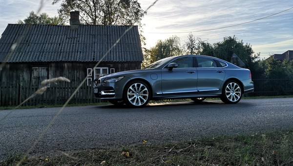 Volvo S90 2.0 T8 AWD Plug-in Hybrid Inscription – dwa litry z prądem