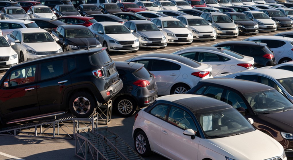 shutterstock 1747261286 samochody uzywane komis sprzedaz