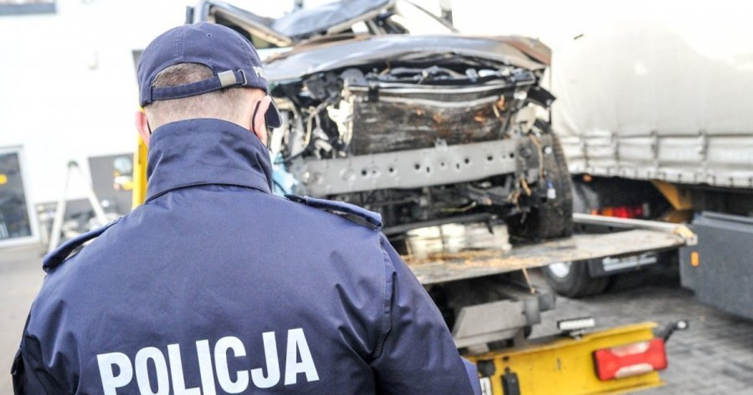Ucieczka przed policją kradzionym autem zakończyła się… kąpielą w rzece