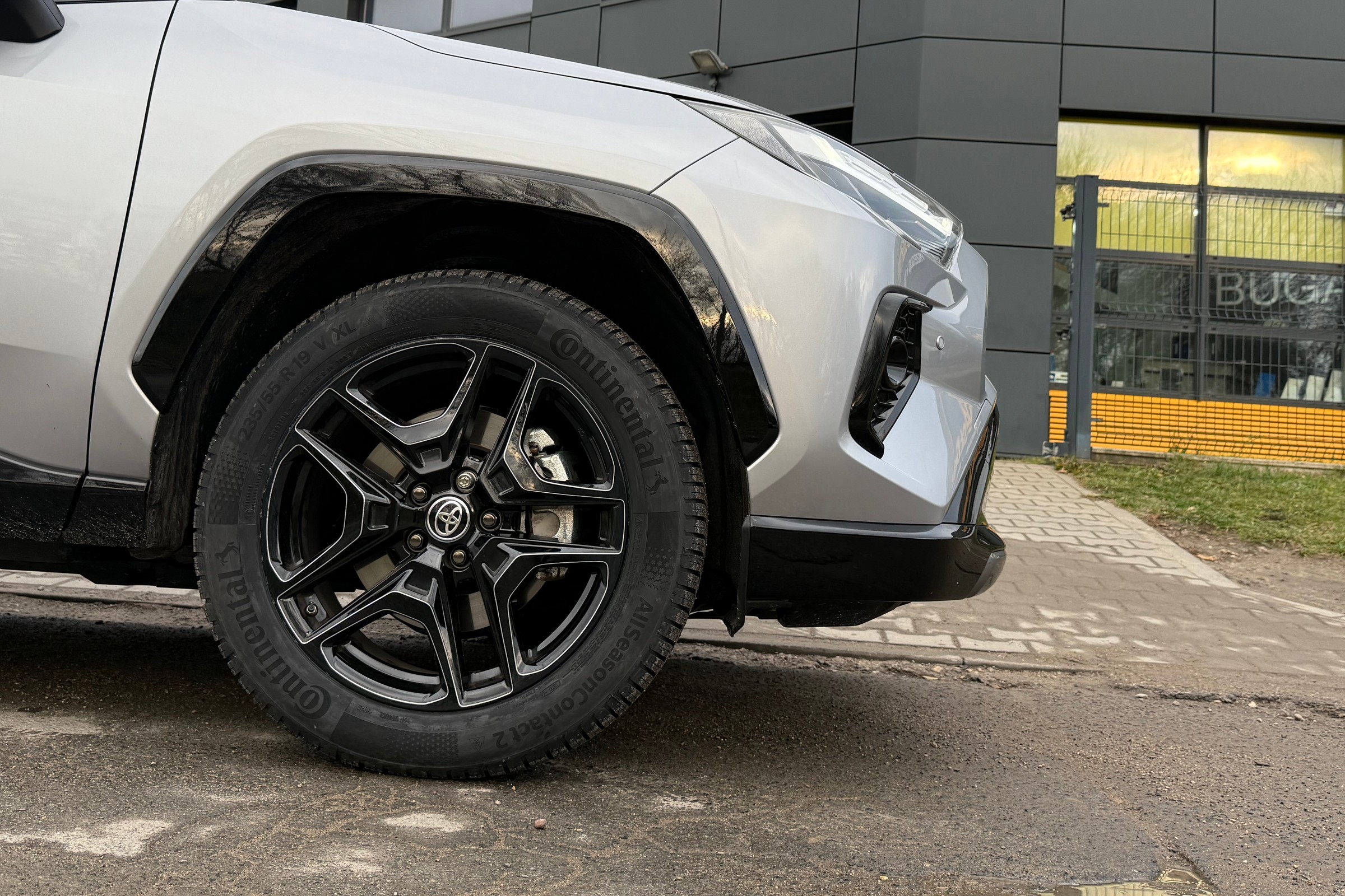 Na którą oś lepsze opony? Ten test mówi wszystko. Znamy odpowiedź dla Polski