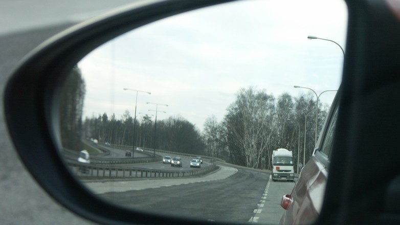 Lusterko zawsze ustawiaj tak, aby widzieć w nim fragment zarysu sylwetki Twojego samochodu.