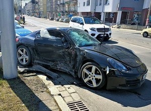 Porsche rozbite we Wrocławiu. Auto uderzyło w latarnię