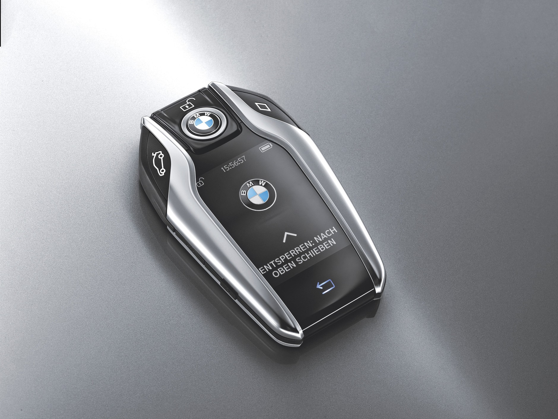 Kluczyk z dotykowym ekranem, który pozwala m.in. uruchomić funkcję zdalnego parkowania.