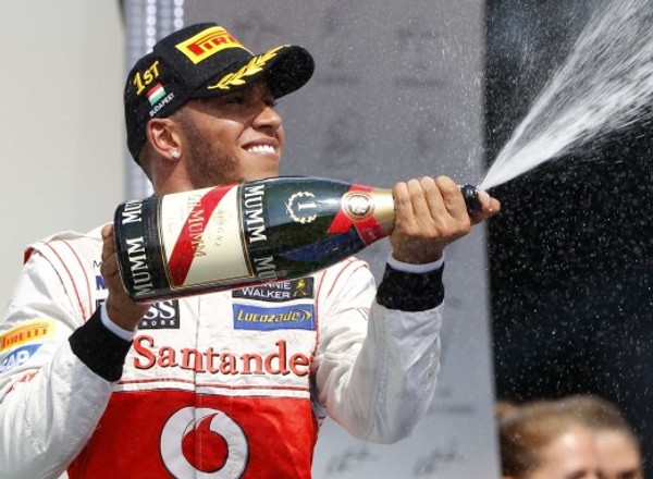 Hamilton przenosi się do teamu Mercedesa