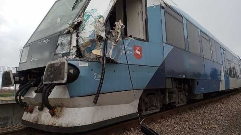 Kierowca ciężarówki zignorował nadawane sygnały i wjechał pod szynobus